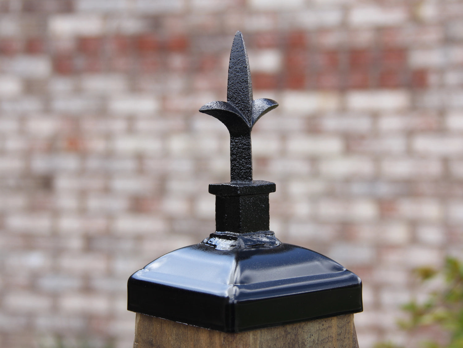 Madison Iron and wood – Metal Décor – Home Improvement – Home décor – Post Caps – Outdoor Décor