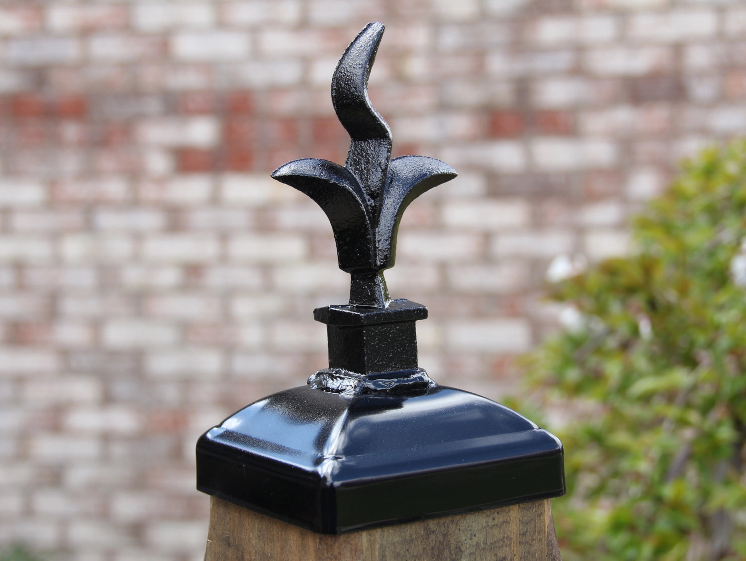 Madison Iron and wood – Metal Décor – Home Improvement – Home décor – Post Caps – Outdoor Décor