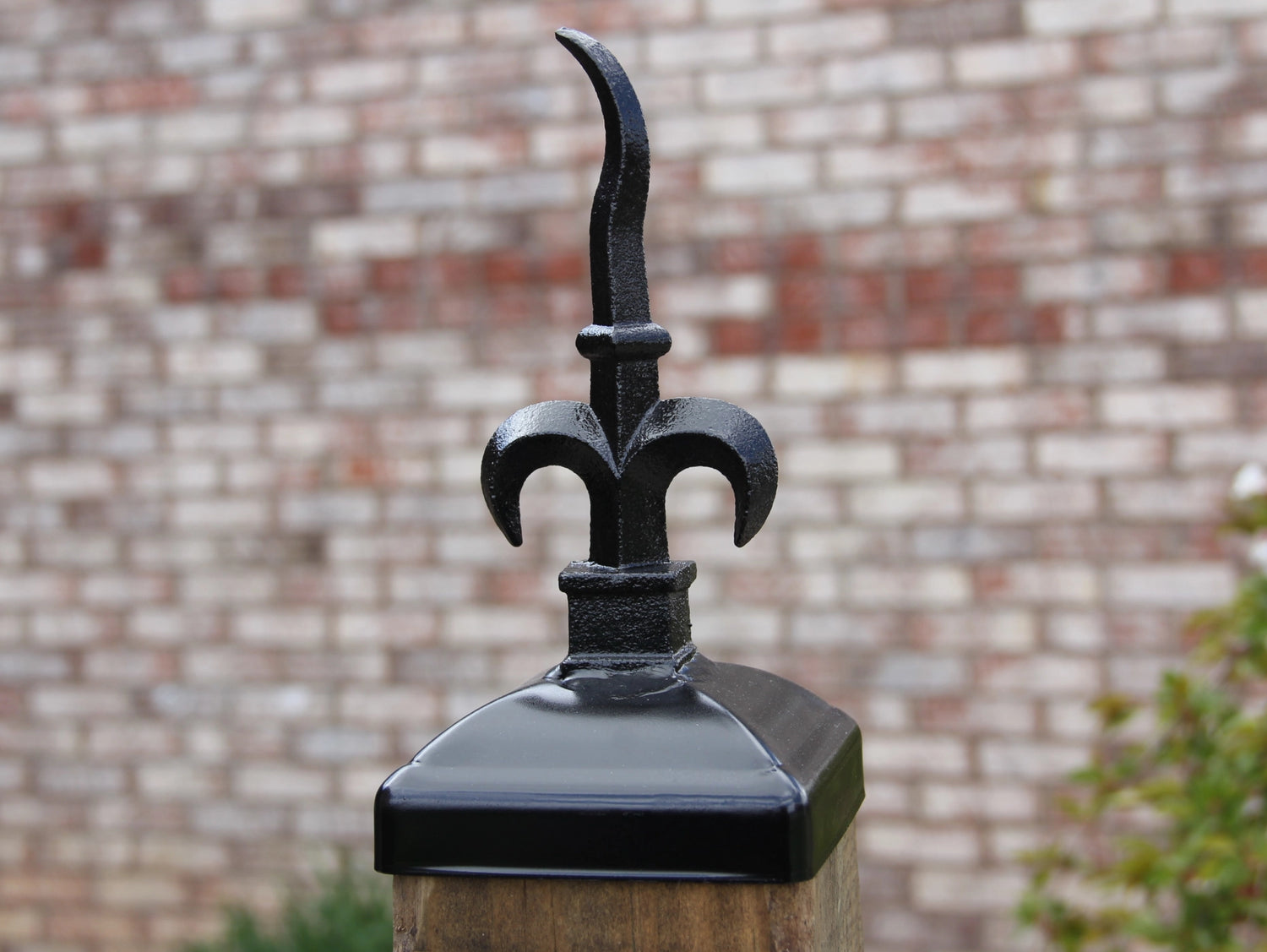 Madison Iron and wood – Metal Décor – Home Improvement – Home décor – Post Caps – Outdoor Décor