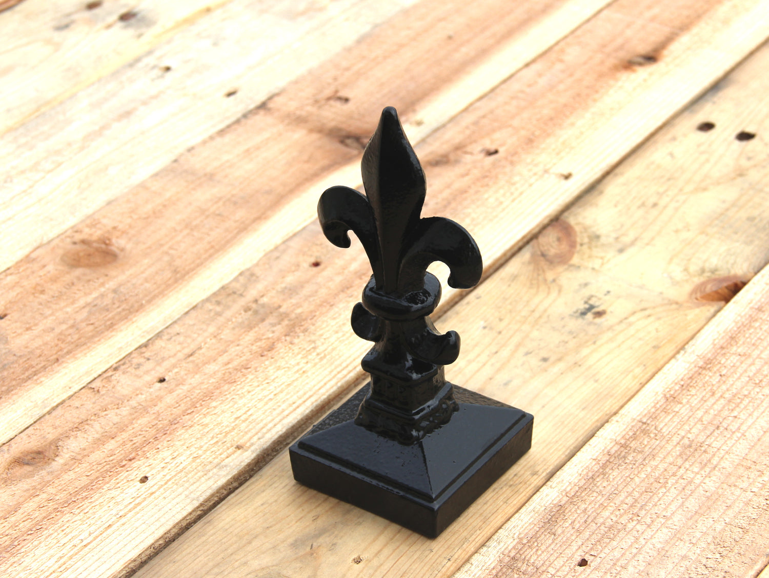 Madison Iron and wood – Metal Décor – Home Improvement – Home décor – Post Caps – Outdoor Décor