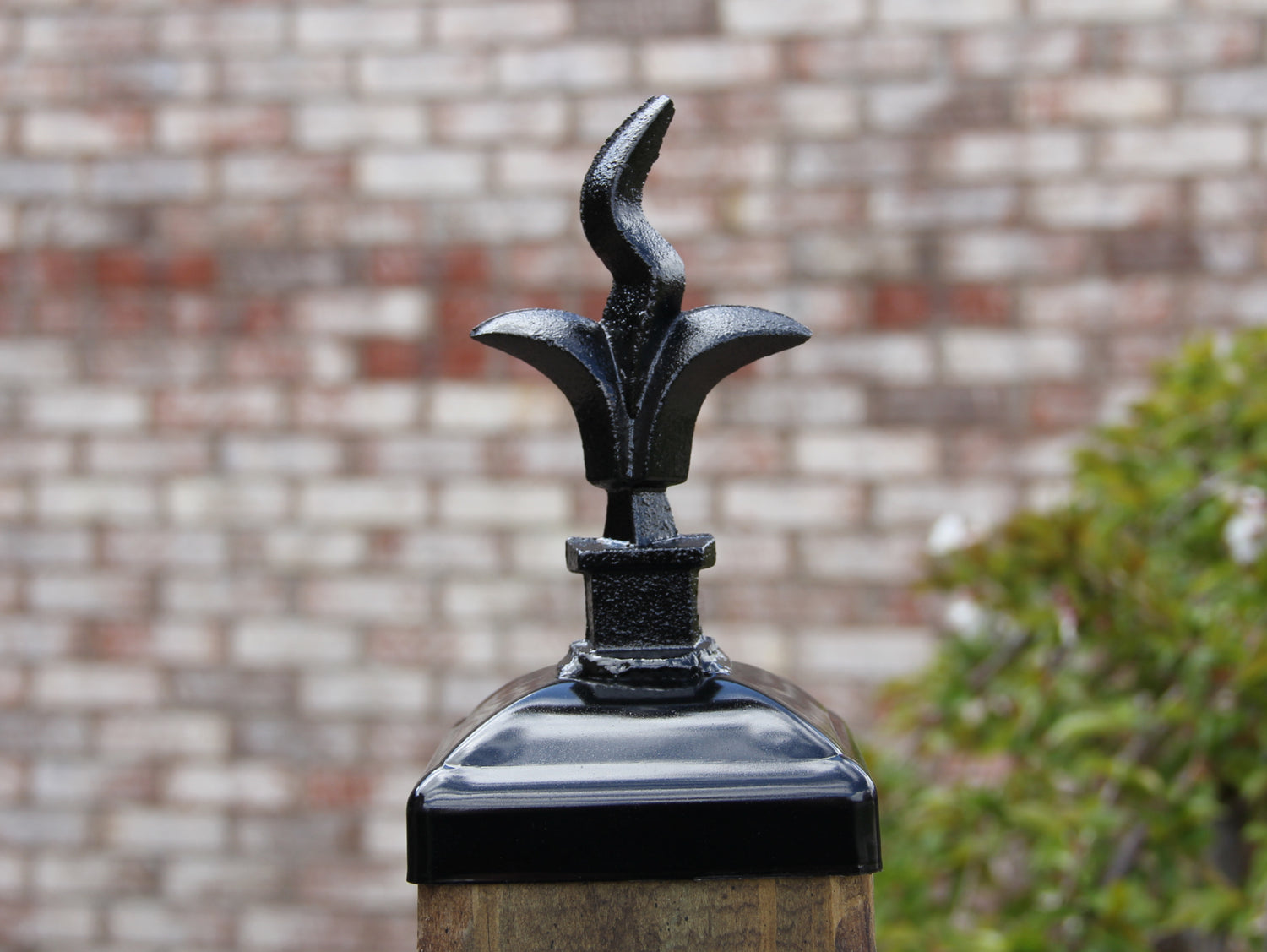 Madison Iron and wood – Metal Décor – Home Improvement – Home décor – Post Caps – Outdoor Décor