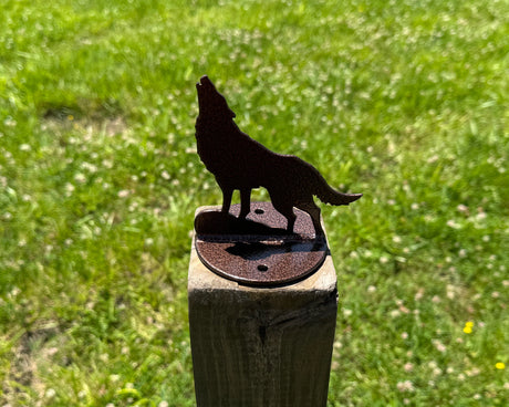 Dessus de poteau loup/coyote pour poteau de clôture en bois rond